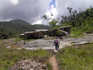 Claudio Cruz charging towards the ore pile, Las Peñas 